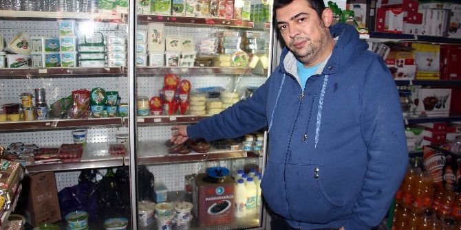 Maskeli Hırsız Girdiği Marketten Sadece Alkol Ve Peynir Çaldı
