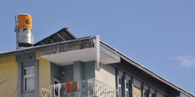 Kars’ta Çatılarda Oluşan Buz Sarkıtları Tehlike Oluşturuyor