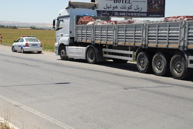 Taş Yüklü Tır, Polisi Alarma Geçirdi