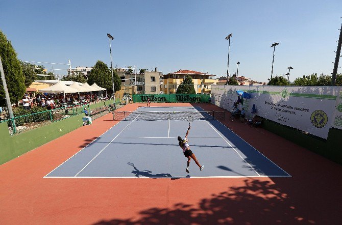 Uluslararası Tenis Turnuvası Nefesleri Kesti