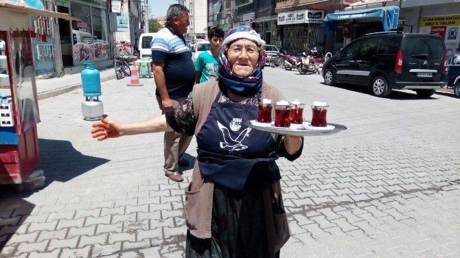 79 Yaşındaki Kadın Çaycılık Yaparak Biriktirdiği 70 Bin Lirayı Çaldırınca Eski İşine Geri Döndü