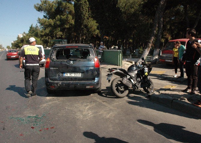 Motosiklet Önünde Giden Otomobile Çarptı: 1 Yaralı