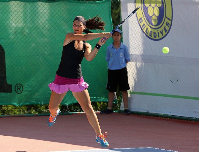 Uluslararası Tenis Turnuvası Nefesleri Kesti