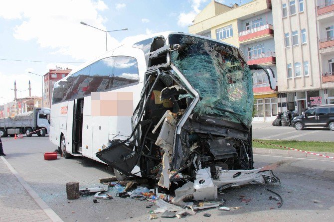 Yozgat’ta Otobüs Park Halindeki Tır’a Çarptı: 1 Ölü, 1 Yaralı