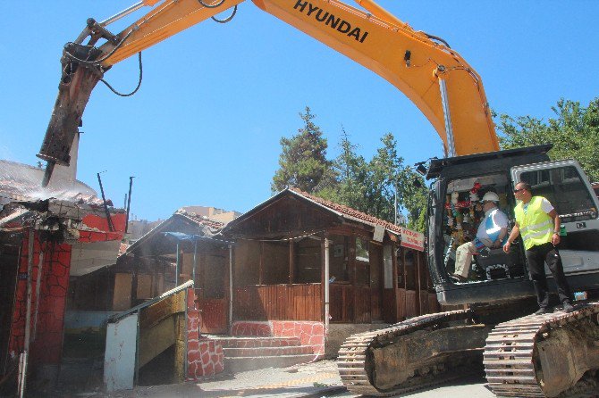 30 Yıllık Seven Çarşısı’nın Yıkımında İlk Kepçe Darbesini Başkan Yağcı Vurdu