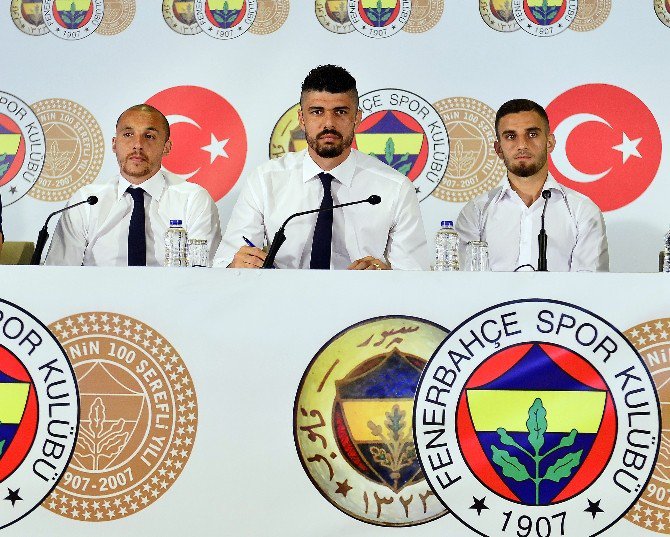 Fenerbahçe 3 Futbolcuya İmza Attırdı