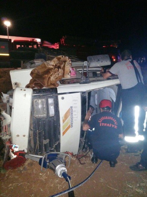 Kaza Yapan Şoför Kamyonda Sıkıştı