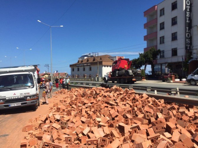 Tuğla Yüklü Tır Yola Devrildi, Karadeniz Sahil Yolu’nda Ulaşım Durdu