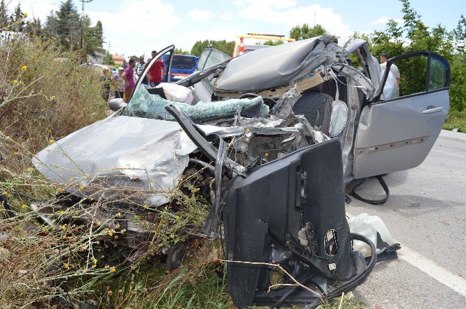 Beton Mikseri İle Otomobil Çarpıştı: 2 Yaralı