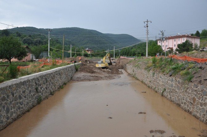 Büyükşehir, Alt Ve Üst Yapı Çalışmalarına Devam Ediyor