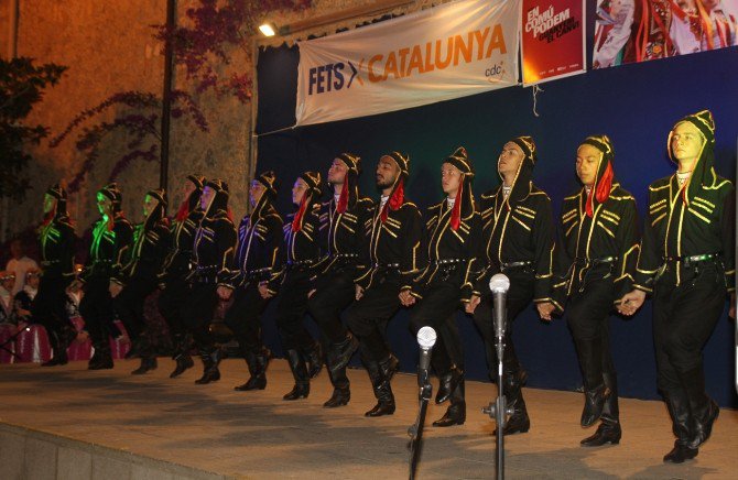 Folklorcular Barcelona’da Kocaeli Rüzgarı Estirdi