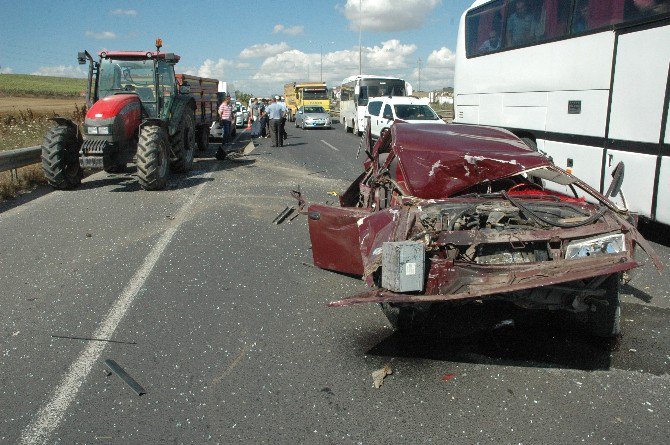 Otomobil; Minibüs, Tır Ve Traktöre Çarptı: 4 Yaralı