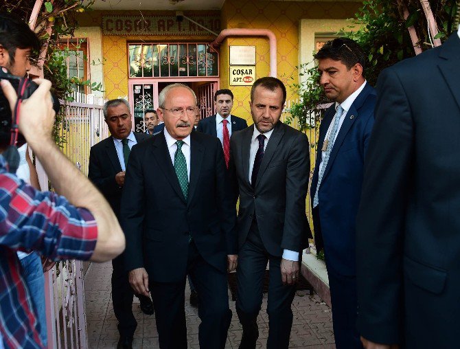 Chp Genel Başkanı Kılıçdaroğlu Şehit Ailesini Ziyaret Etti