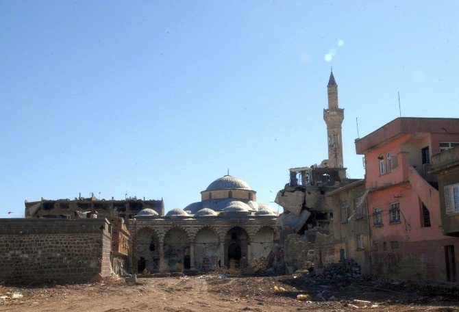 Teröristlerin Yaktığı Cami Ve Zarar Verdiği Kilisede Restorasyon Çalışmalarına Başlandı