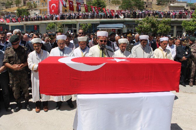 Tedavi Gördüğü Hastanede Şehit Olan Polis Memuru Toprağa Verildi