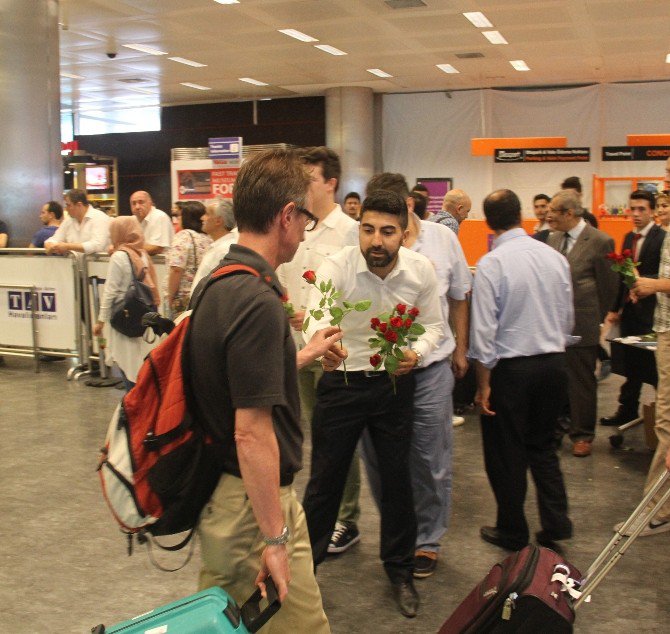 Öğrencilerden Turistlere ’Gül’lü Karşılama