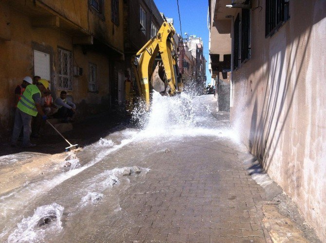 Boru Patlayınca Mahalle Sular Altında Kaldı