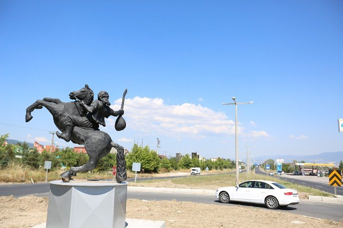 Bolu’nun Girişine Köroğlu Heykeli Dikildi