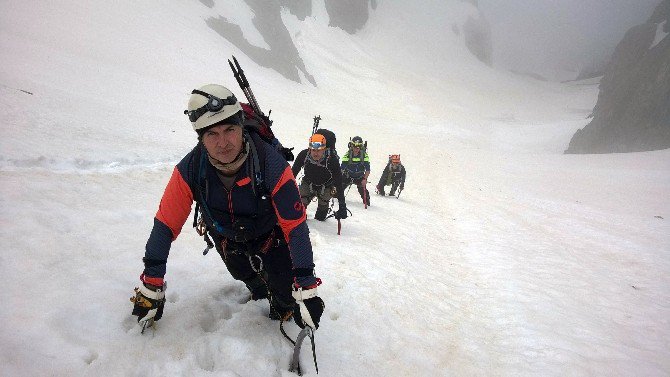 Bursalı Dağcılar Temmuz Ayında Buzullara Tırmandı