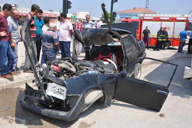 Otobüsle Çarpışan Otomobil Hurdaya Döndü