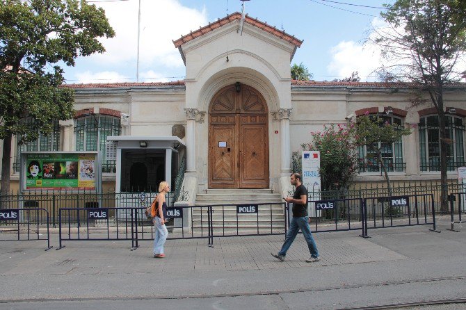 Fransız Konsolosluğu Güvenlik Gerekçesiyle Bugün De Kapalı
