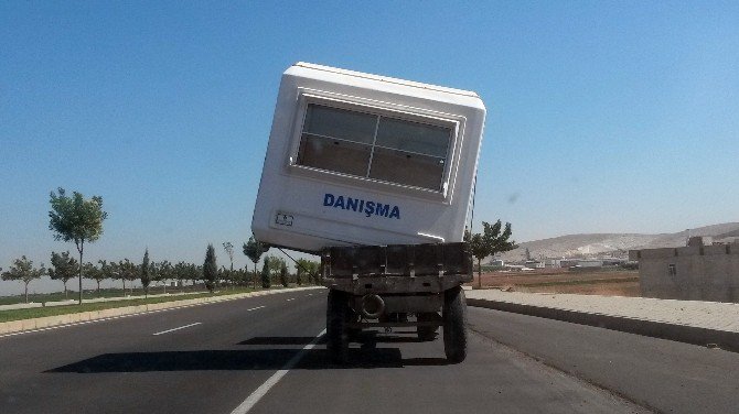 Danışma Kulübesini Traktöre Yükleyip Taşıdı