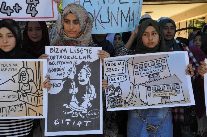 Sivas’ta Okulların Birleştirilmesi Kararı Protesto Edildi