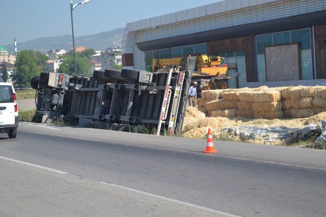 Saman Yüklü Tır İşte Böyle Devrildi...