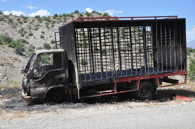 Tunceli’de Araç Yakıldı