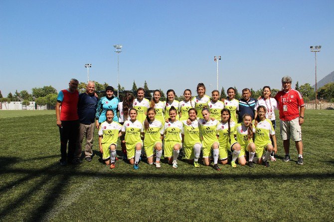 Futbolun Prensesleri Sahaya Çıktı