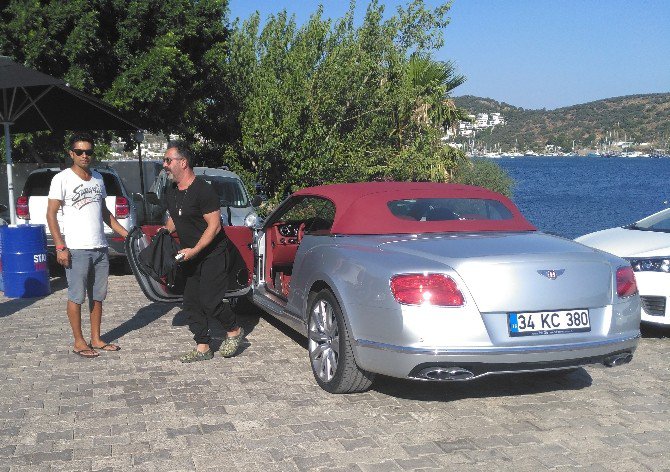 Cem Yılmaz Milyonluk Otomobiliyle Bodrum Sokaklarında