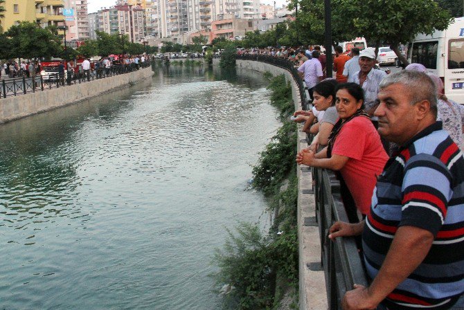 Sulama Kanalına Uçan Sürücüyü Vatandaşlar Kurtardı