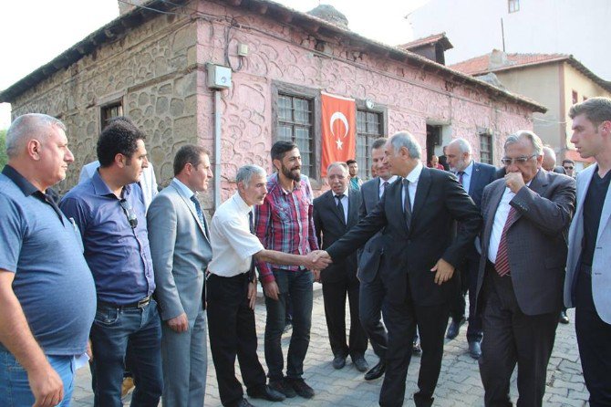 Oltulu Vatandaşlar Yol Ve Kaldırım Çilesini Bakana Anlattılar