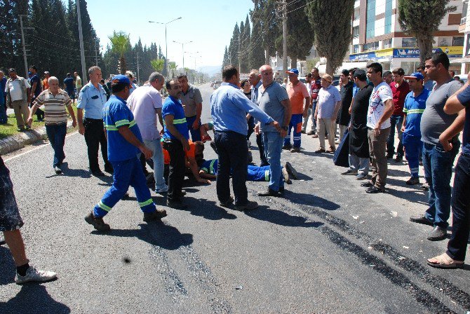 Çöp Toplayan Belediye Aracına Araç Çarptı: 2 Yaralı