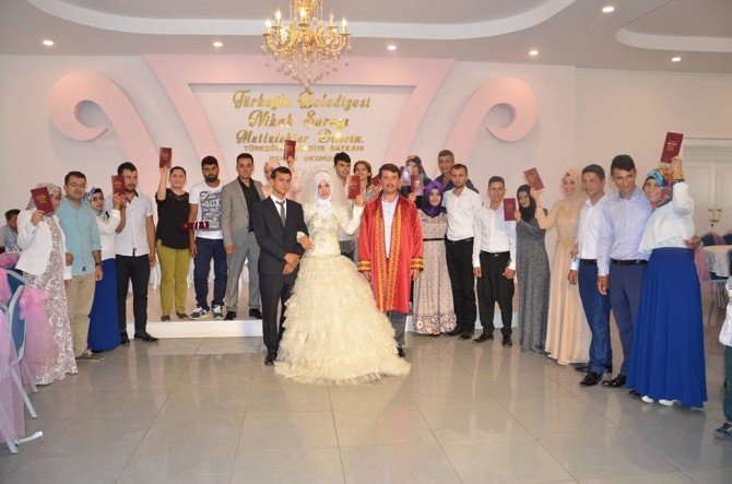 Türkoğlu’nda 12 Çifte Toplu Nikah