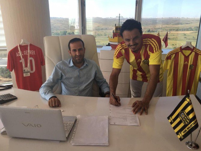 Yeni Malatyaspor’da Ahmet Burak Solakel İmzaladı