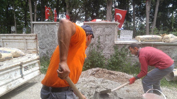 Sındırgı Belediyesi Şehitliklerin Bayrak Direklerini Değiştirdi