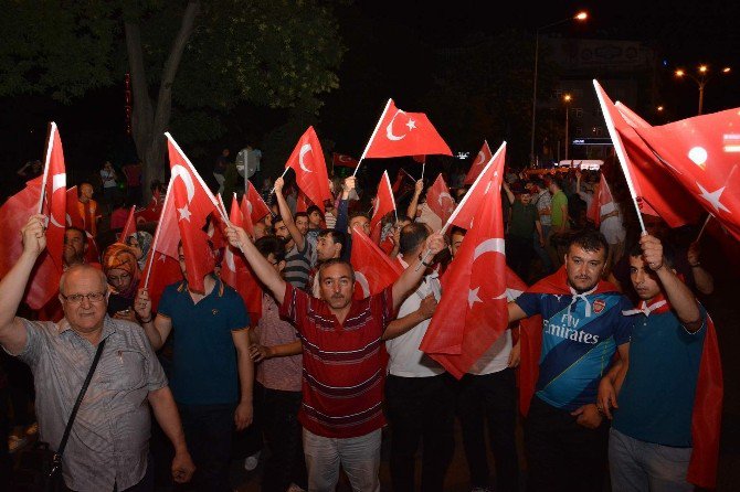 Darbe Girişimine Karşı Afyonkarahisarlılar Sokağa Döküldü