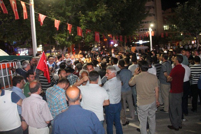 Elazığ’da Vatandaşlar Sokaklarda