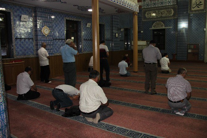 Aksaray’da Vatandaşlar Camide Namaz Kılıp Dua Etti