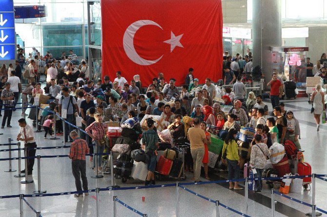 Havalimanı’da Yolcu Yoğunluğu Sürüyor