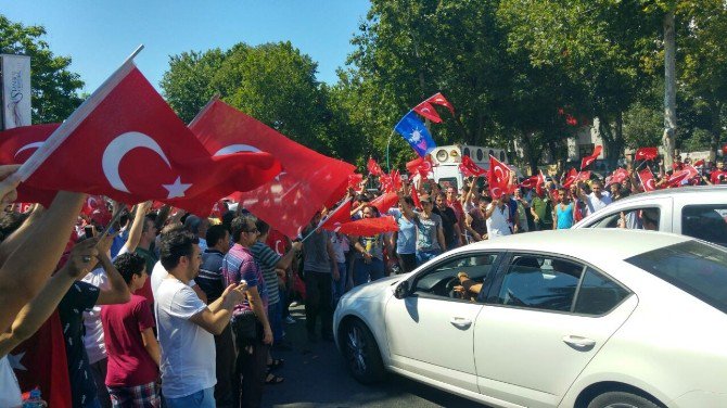 Türk Bayraklarıyla Vatan Caddesi’ne Akın Ettiler