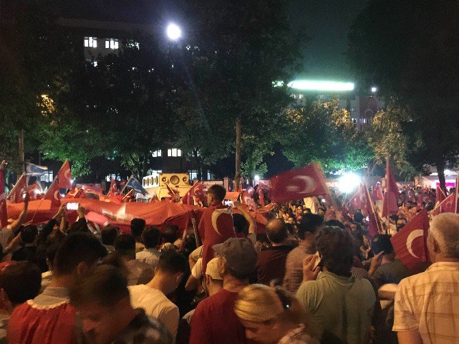 Vatan Caddesi’nde Askeri Darbenin Önlenmesi Coşkuyla Kutlanıyor