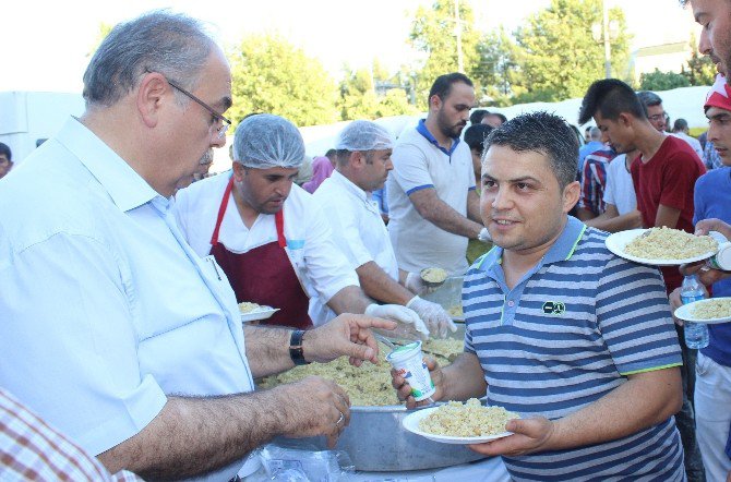 Adıyaman Belediyesi Vatandaşlara Pilav Ve Ayran Dağıttı