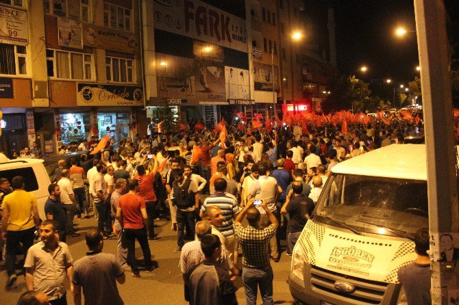 Bingöl’de Halk Sokaklara Döküldü