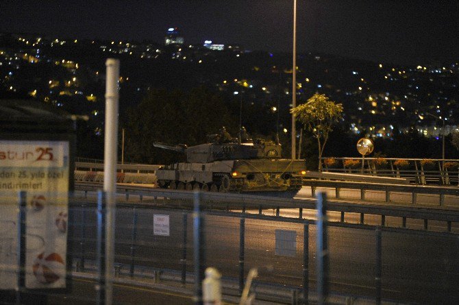 Vatandaşlar Boğaz Köprüsündeki Askeri Aracı Ele Geçirdi