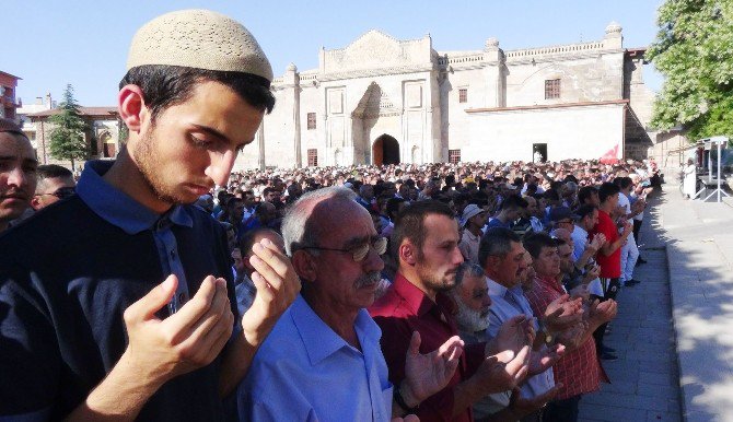 Aksaray’da Şehitler İçin Gıyabi Cenaze Namazı Kılındı