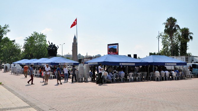 Cumhuriyet Meydanı’nda Dev Ekranda Canlı Yayın