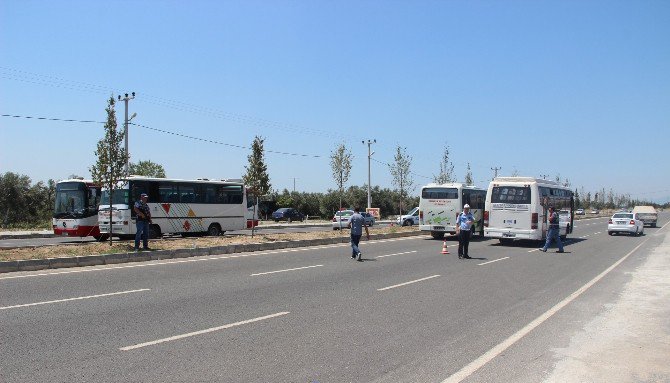 Darbe Girişiminde Bulunmak İsteyenlerin Hareketini Kısıtlamak İçin Polis Yola Otobüslü Barikat Kurdu