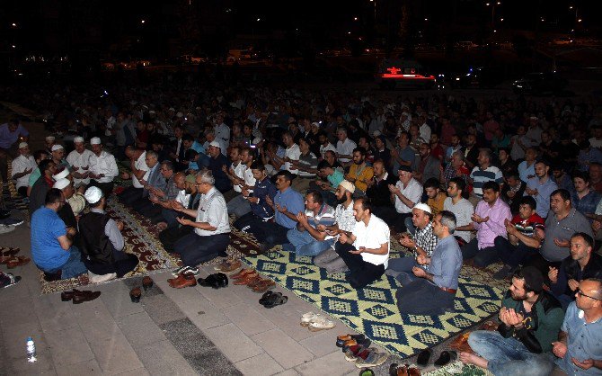 Halk Kent Meydanında Sabah Namazı Kıldı